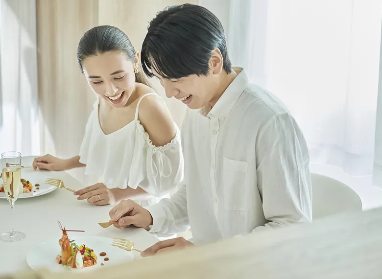 夫婦でブライダルフェアを楽しんでいるモバイル用の画像