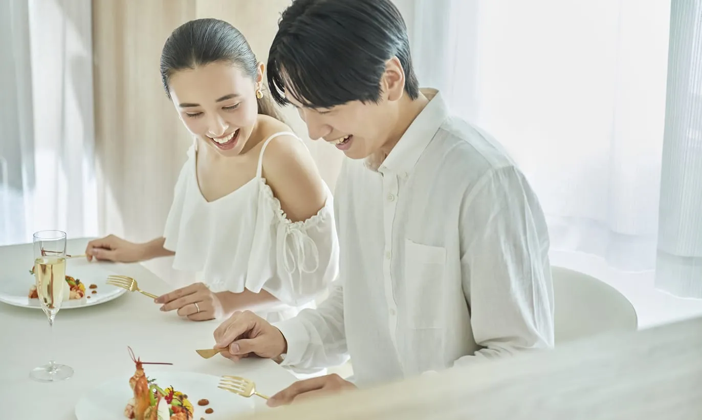 夫婦でブライダルフェアを楽しんでいるデスクトップ用の画像