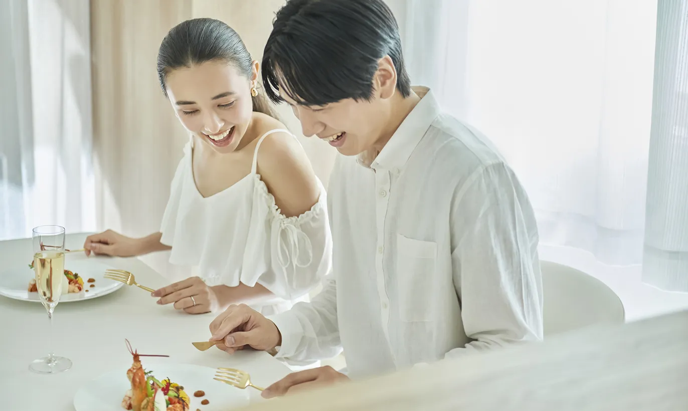 夫婦でブライダルフェアを楽しんでいるデスクトップ用の画像