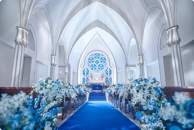 壮麗なスケールと
青に彩られた神聖な大聖堂