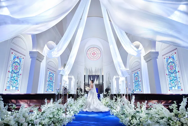 純白のドレスが映える
ロイヤルブルーのバージンロード