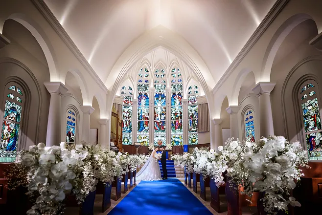 純白のドレスが映える
ロイヤルブルーのバージンロード