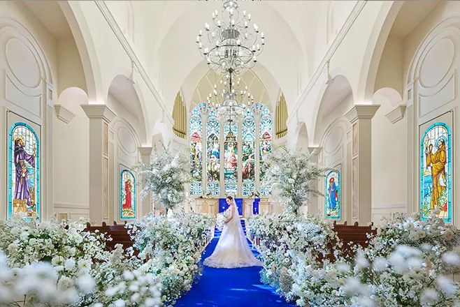 純白のドレスが映える
ロイヤルブルーのバージンロード