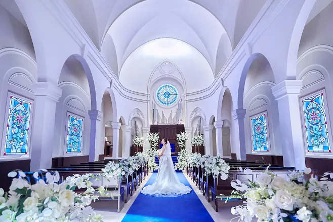 純白のドレスが映える
ロイヤルブルーのバージンロード