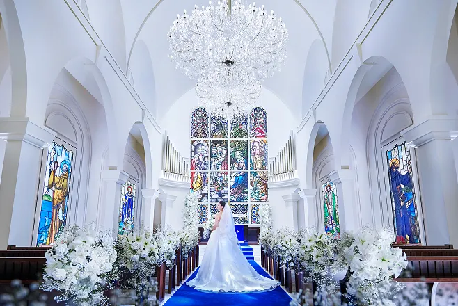 純白のドレスが映える
ロイヤルブルーのバージンロード