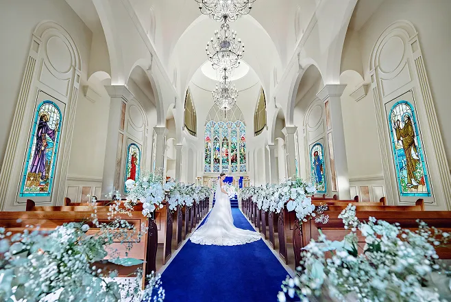 純白のドレスが映える
ロイヤルブルーのバージンロード