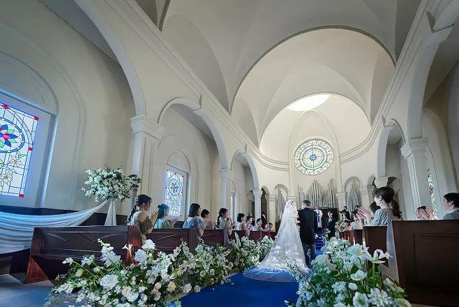 純白のドレスが映える
ロイヤルブルーのバージンロード