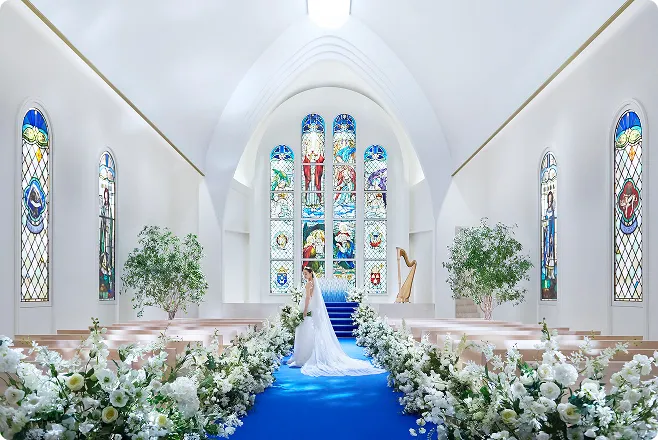 純白のドレスが映える
ロイヤルブルーのバージンロード