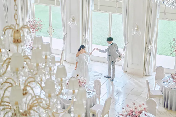 柔らかな光が差し込む純白の空間