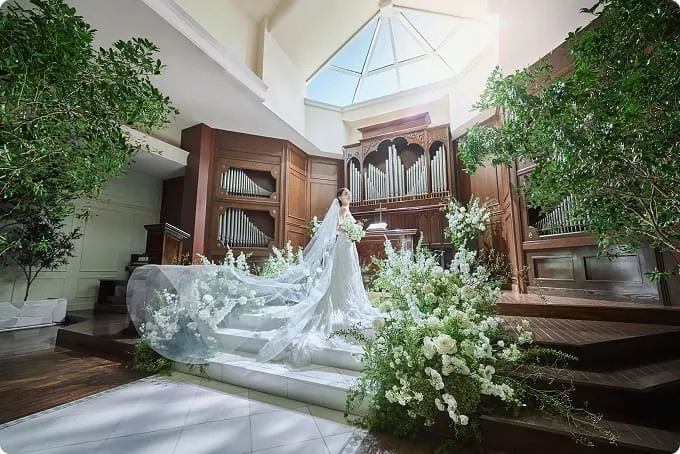 自然光あふれるチャペル