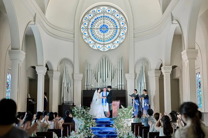 美しい光を届けるステンドグラス