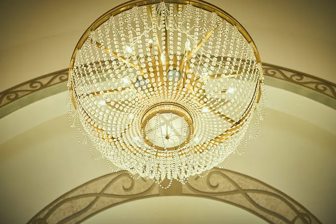 大聖堂を照らすシャンデリア