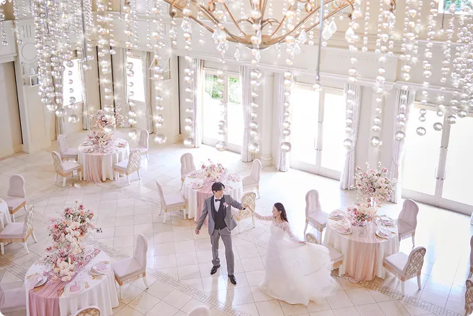 シャンデリアがきらめく空間