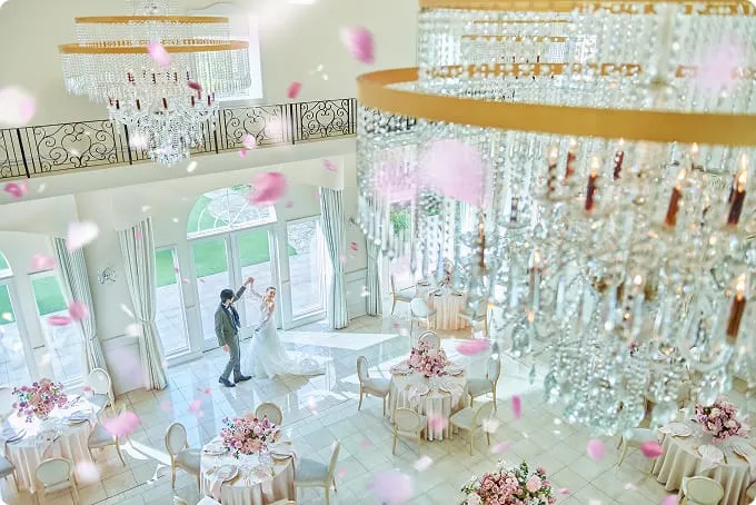 高い天井にシャンデリアの煌めき