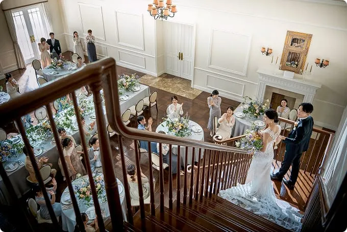 笑顔に迎えられる憧れの階段入場