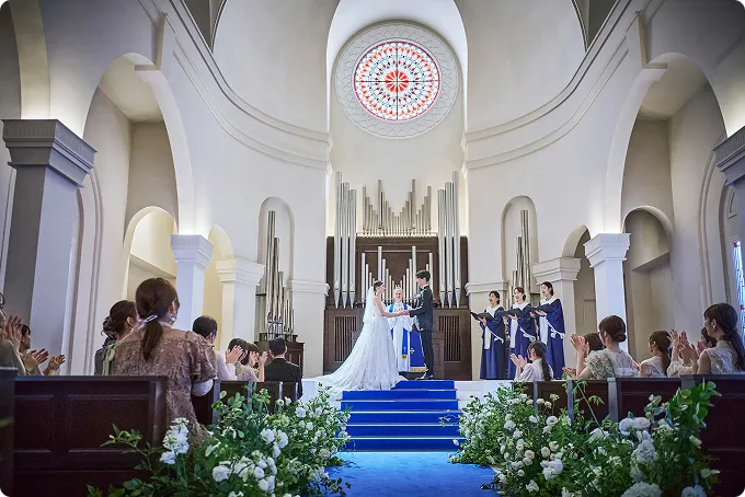 美しい光を届けるステンドグラス