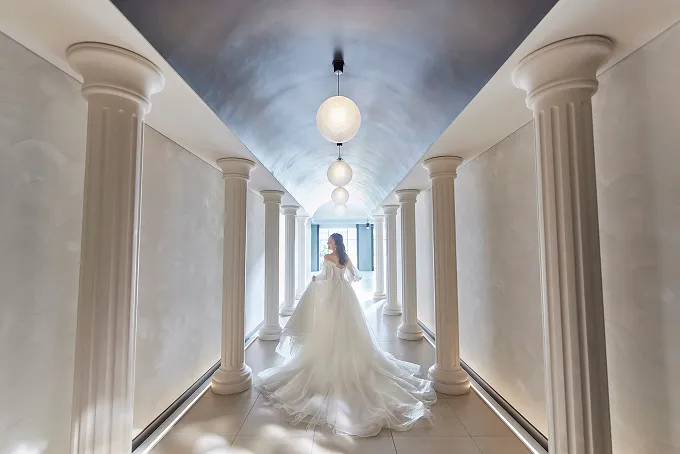 祝福へと誘う、会場に続く回廊