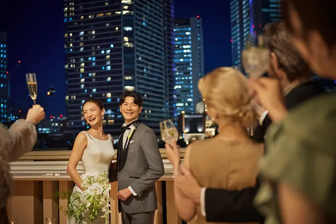 港の景色を望むスカイデッキ