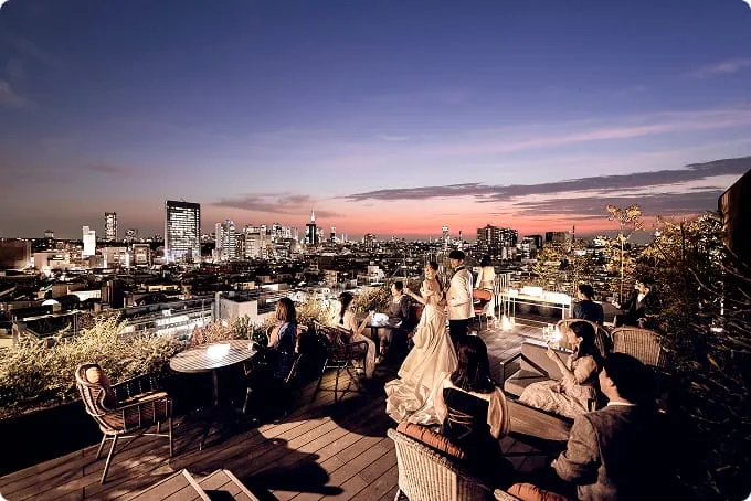 都会の景色が広がるテラス