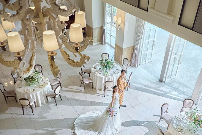 光のきらめきが舞う可憐な
シャンデリア