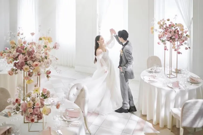 白亜の邸宅を
おふたりらしく彩って