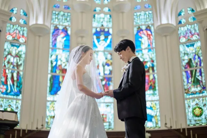 120年の歴史を刻むステンドグラス