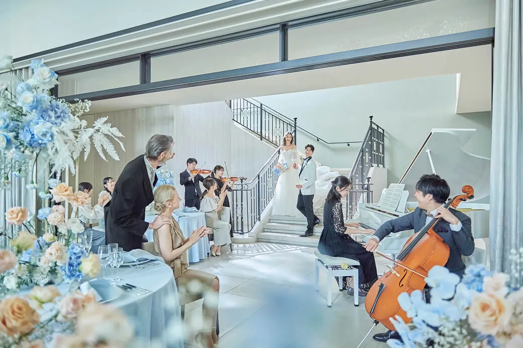 映画のワンシーンのような階段入場