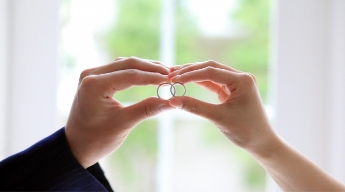結婚指輪はいつまでに買うのが正解？つけるタイミング＆気をつけるポイント