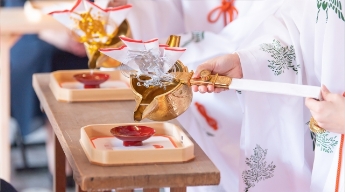 神前式の流れと費用！神社だけでなく結婚式場でもできる？