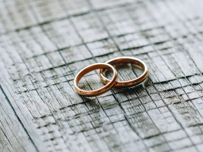 結婚3年目は「革婚式」。お互いの指輪を磨きながら3年間を振り返る