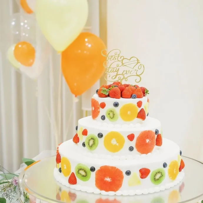 クリームでコーティングしたケーキの表面にフルーツの色鮮やかなカラーをON！数種類のフルーツで飾りつけしていくことで、どこから撮っても可愛い仕上がりに。