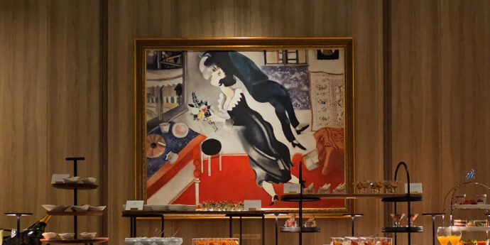 アニヴェルセルカフェにあるマルクシャガールの絵画