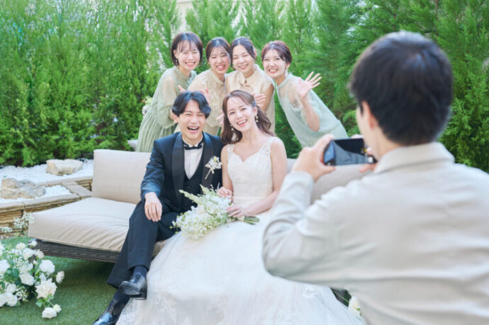 ゲストと写真撮影を楽しむ新郎新婦