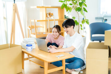 【同棲準備やることリスト】何から始める？初期費用は？親への挨拶から引っ越しまで
