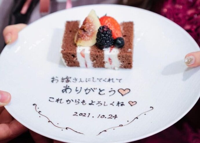 ウェディングケーキのメッセージプレート10選♡友達へのアイデア一例も 