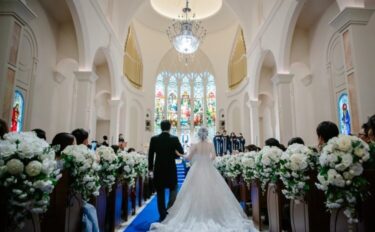 結婚式のバージンロードの意味は？誰と歩いてもいい？色ごとの特徴も紹介