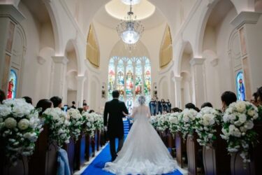 結婚式のバージンロードの意味は?誰と歩いてもいい?色ごとの特徴も紹介