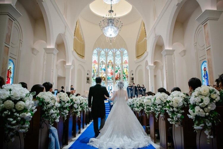 結婚式のバージンロードの意味は?誰と歩いてもいい?色ごとの特徴も紹介