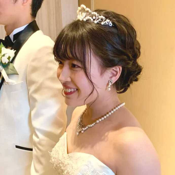 本真珠のアクセサリーをつける新婦