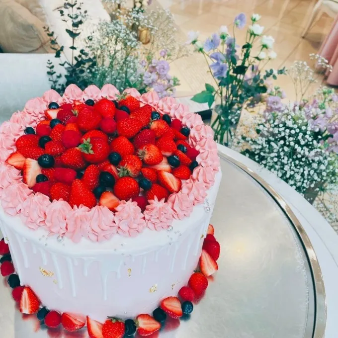 ホワイト×ピンクのウェディングケーキ