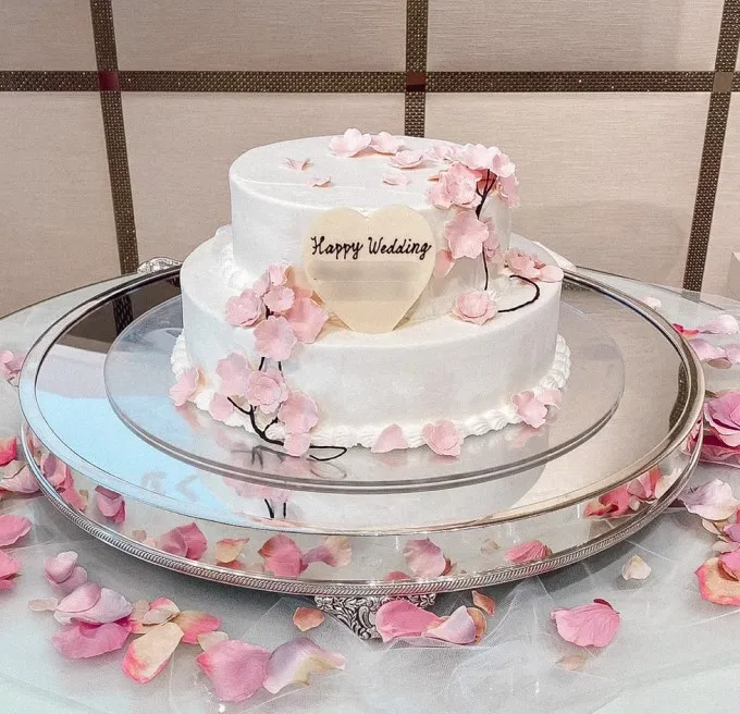 桜デザインのピンクウェディングケーキ