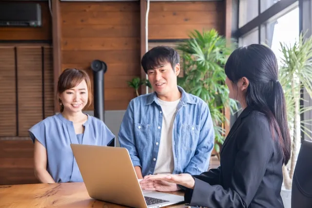 結婚式場探しの相談カウンターに行く