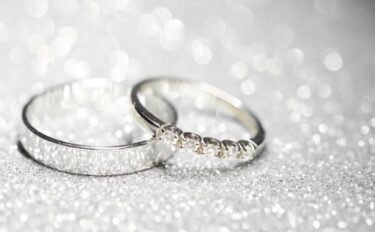 結婚指輪と婚約指輪の違い。両方必要？意味や相場を比較！