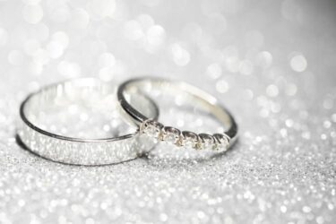 結婚指輪と婚約指輪の違い。両方必要？意味や相場を比較！