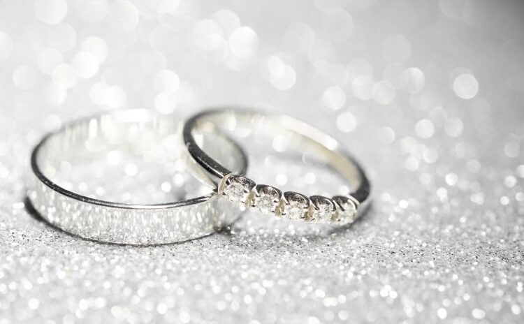 結婚指輪と婚約指輪の違い。両方必要？意味や相場を比較！