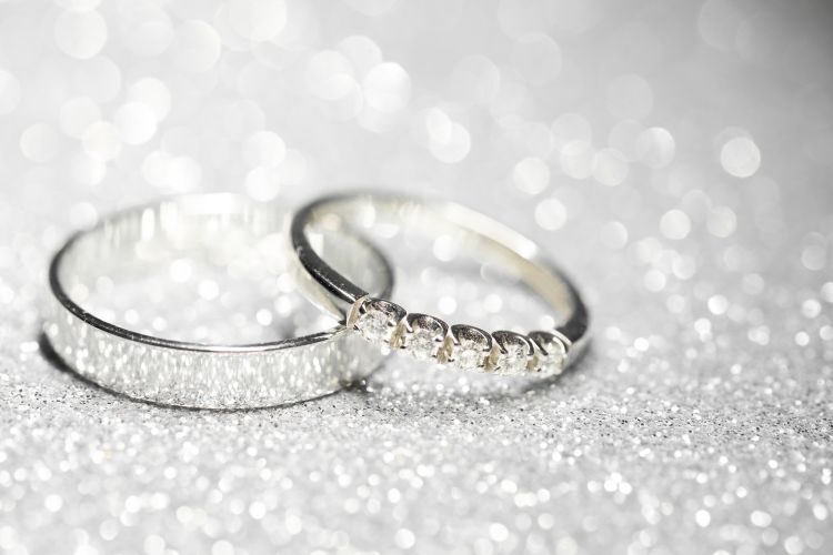 結婚指輪と婚約指輪の違い。両方必要？意味や相場を比較！