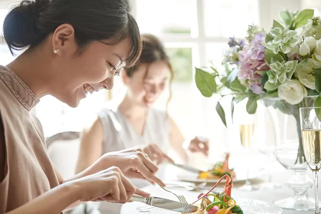 コース料理を楽しむ女性