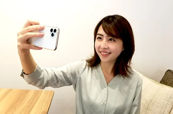 アプリもアイテムも不要!スマホでおしゃれなセルフ写真を撮るコツ【順光/逆光/サイド光 編】