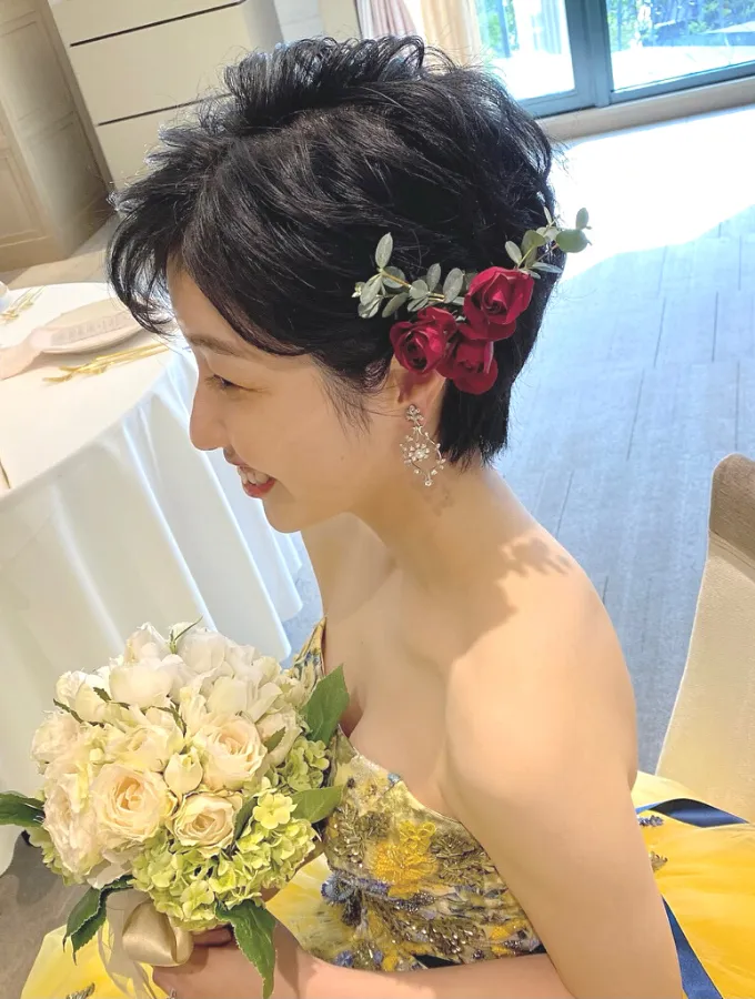 バラのヘアアクセ×ベリーショートヘアアレンジ