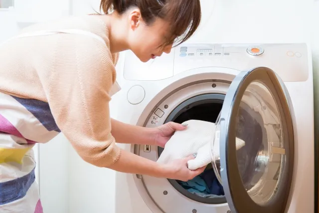 10月19日は「洗濯を楽しむ日」。ウールニットの洗い方は?洗濯表示の意味をおさらい